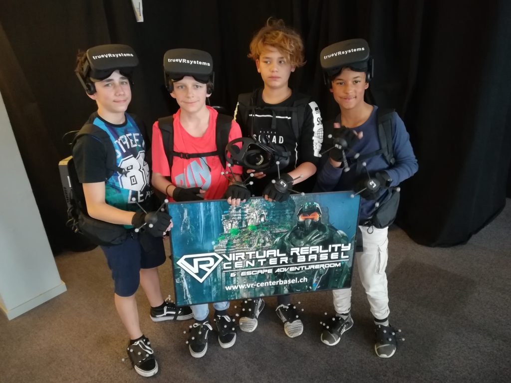 Full Body Gruppe während Geburtstagsfeier